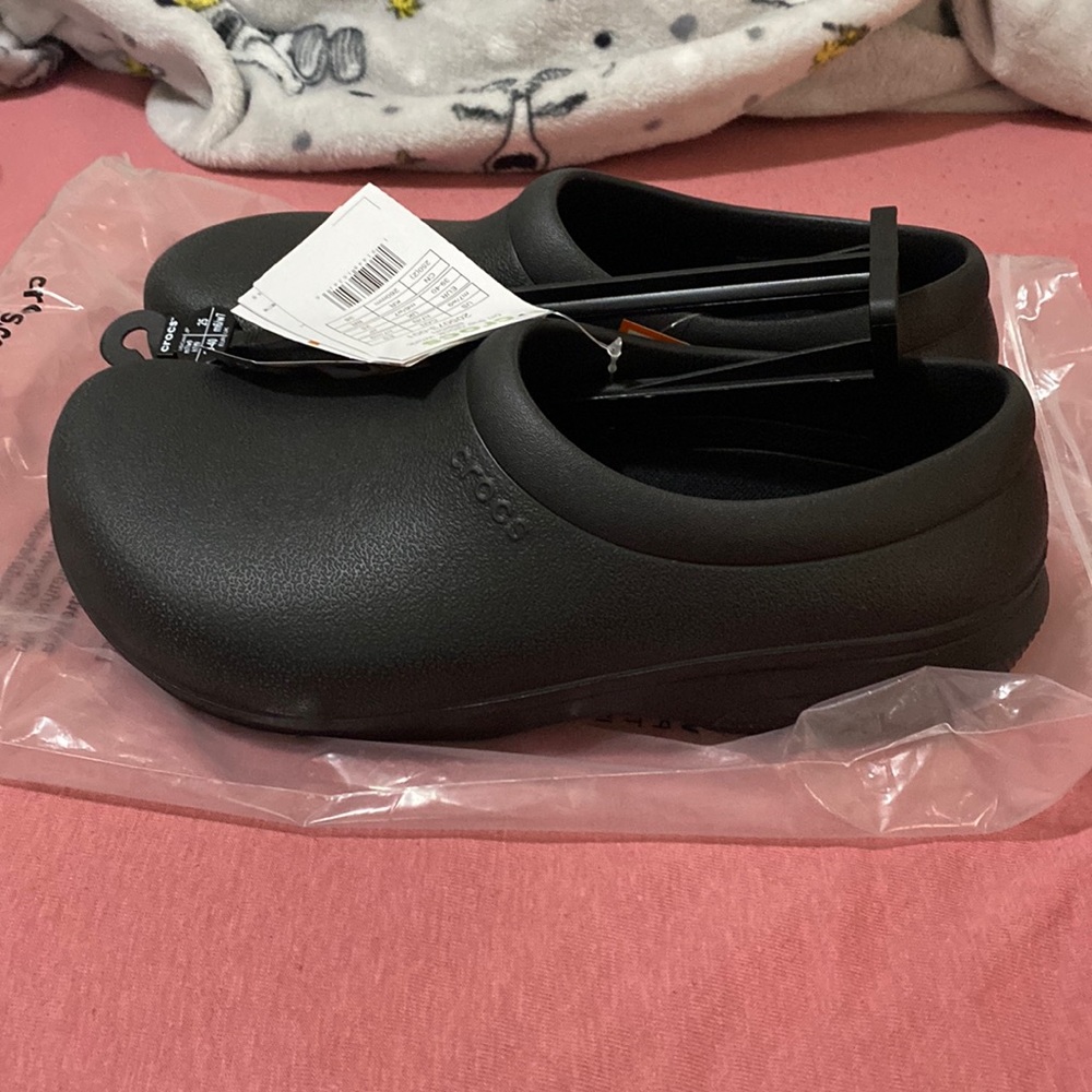 Women's 9/Men's 7 sized Kitchen Crocs - never worn